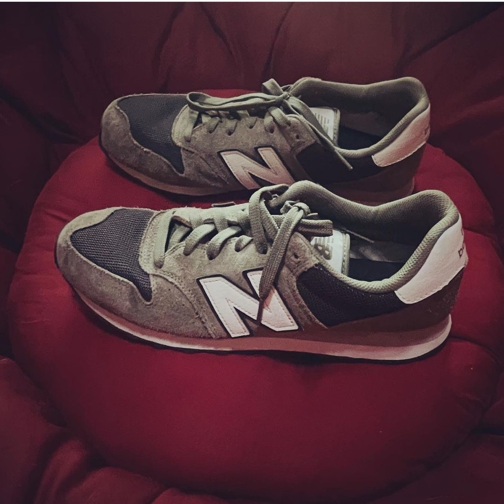 Men’s new balance, tennis shoes. Size 9.5. Olive green.